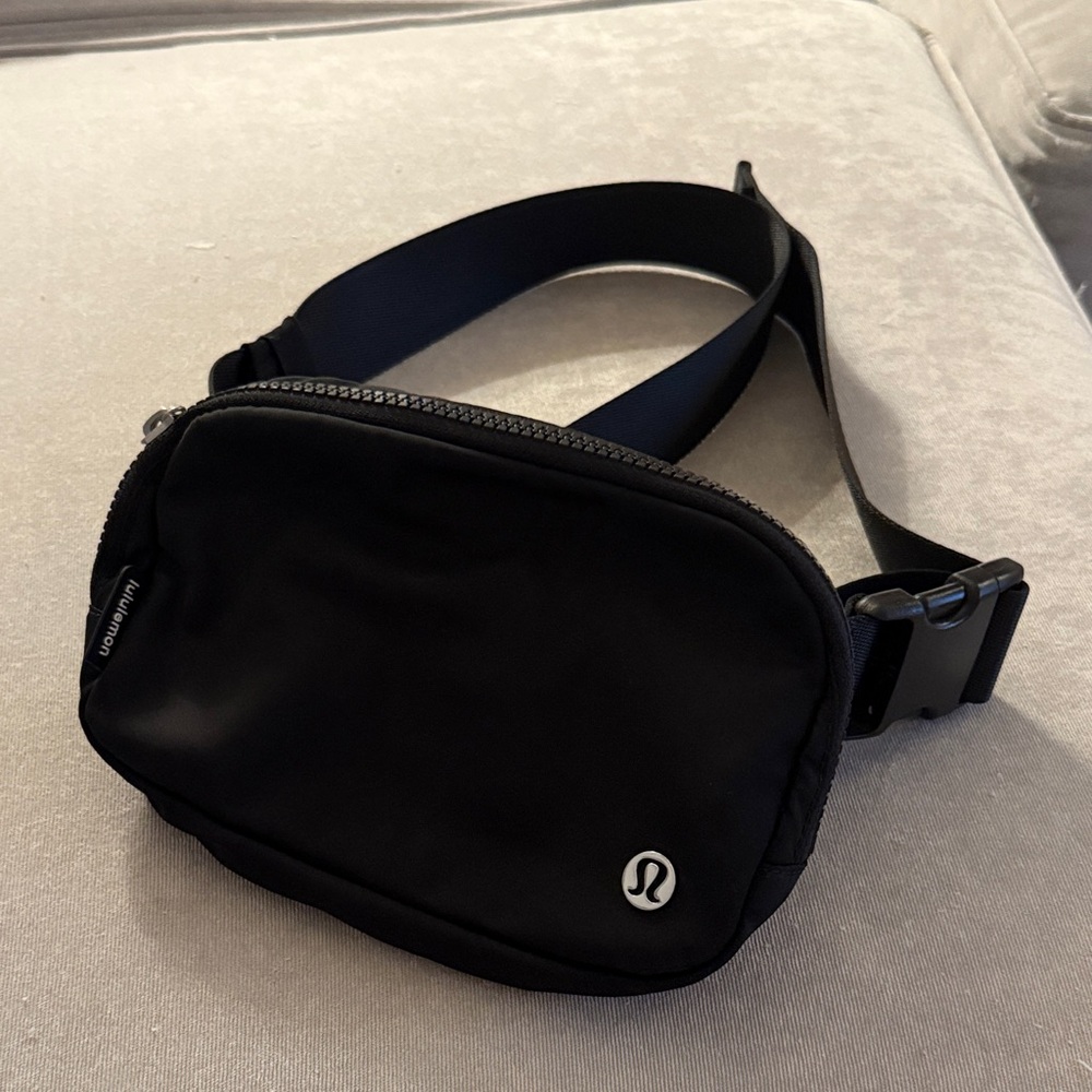 Lululemon black everywhere cross body